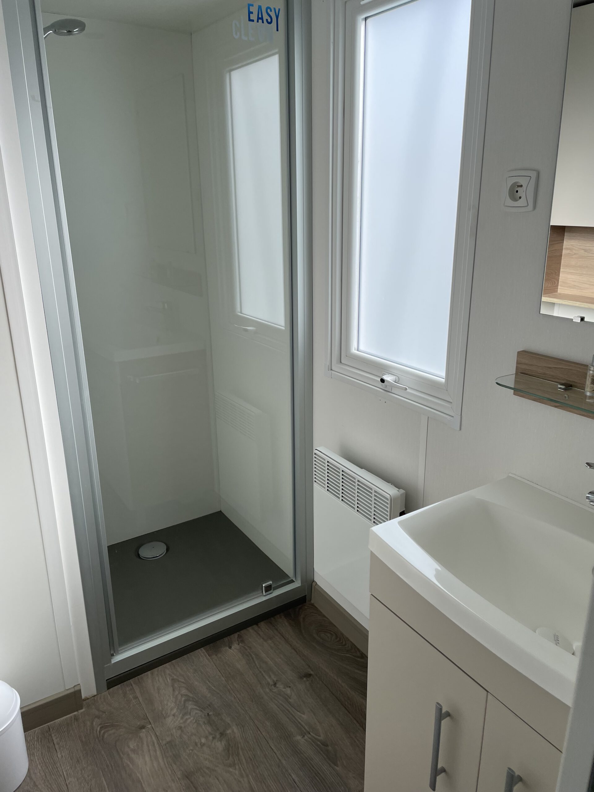Salle de douche du mobil-home